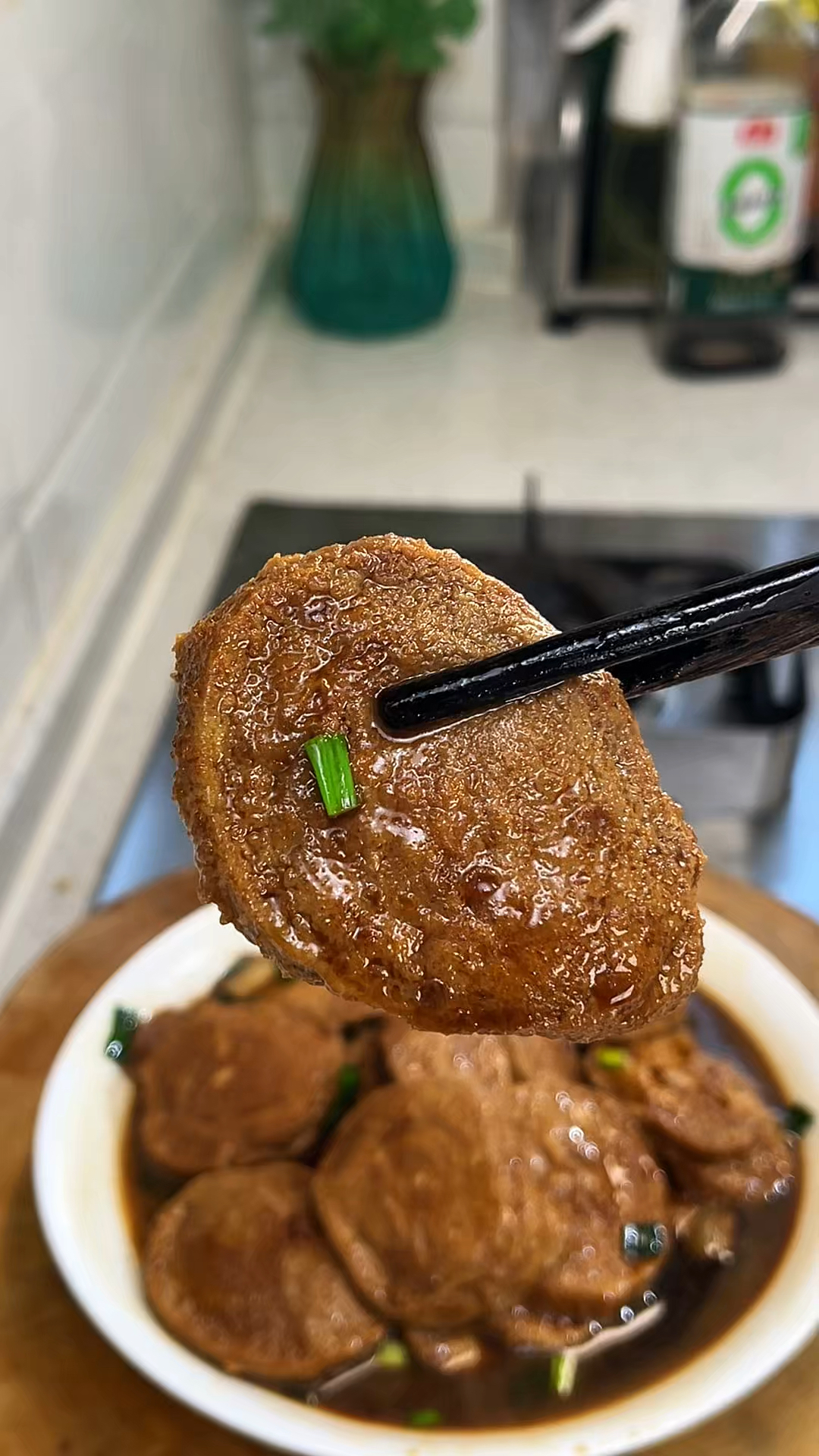 这样做的红烧素鸡，素鸡吸饱了汤汁，又软又香，比红烧肉还好吃