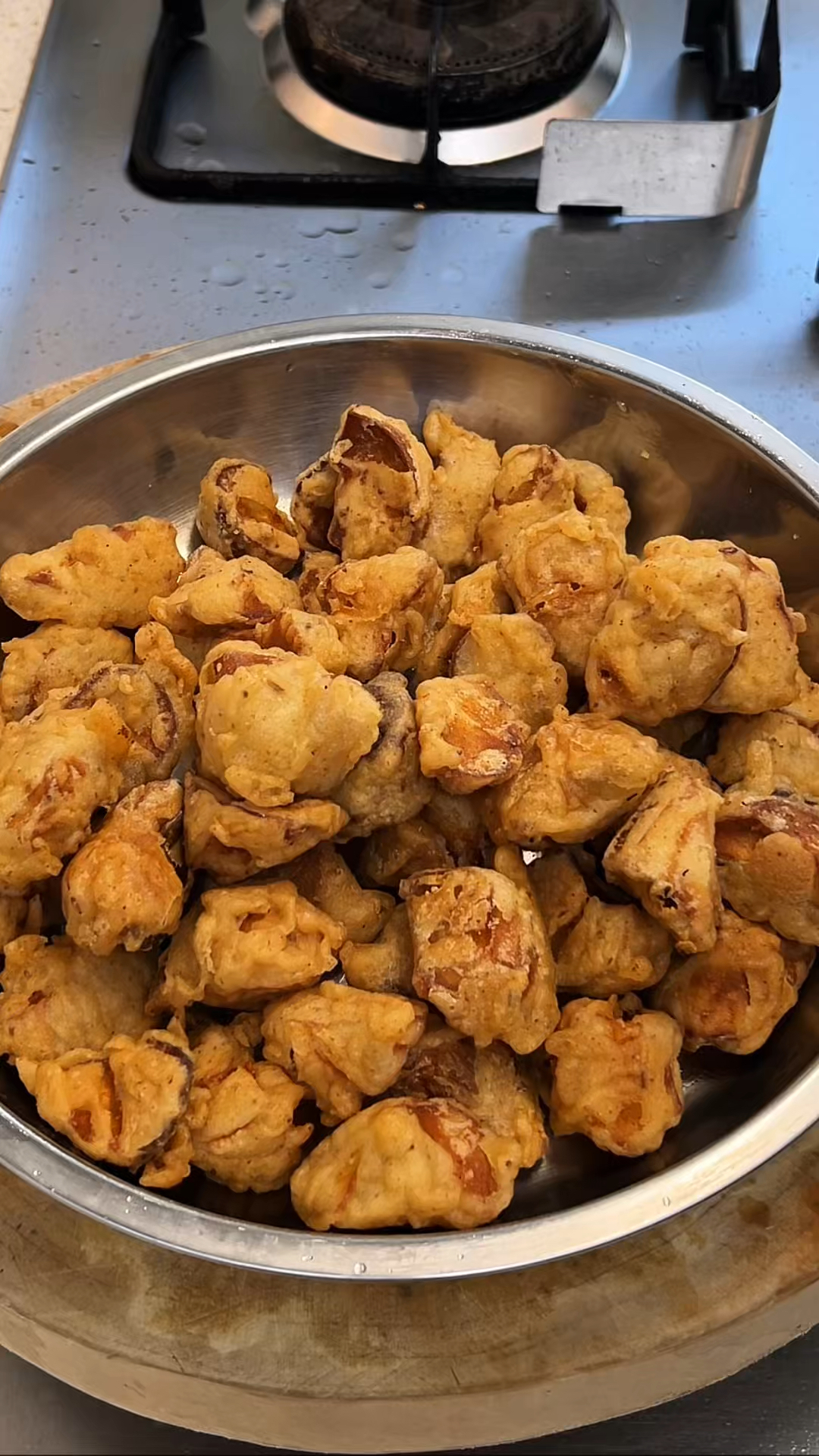 这样炸的杏鲍菇，外酥脆里软嫩，一口一个太香了#干炸蘑菇