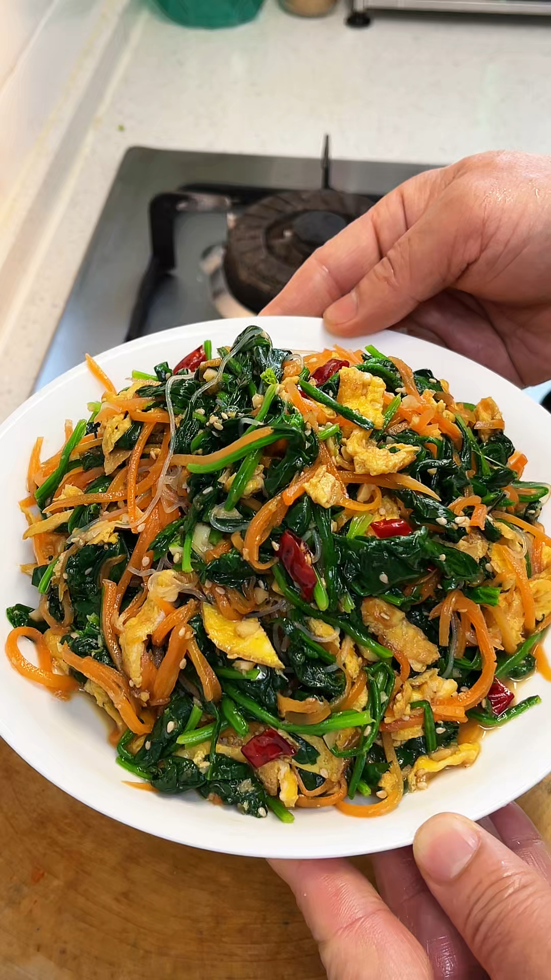 年夜饭菜系,凉拌菠菜粉丝,可好吃了试试吧