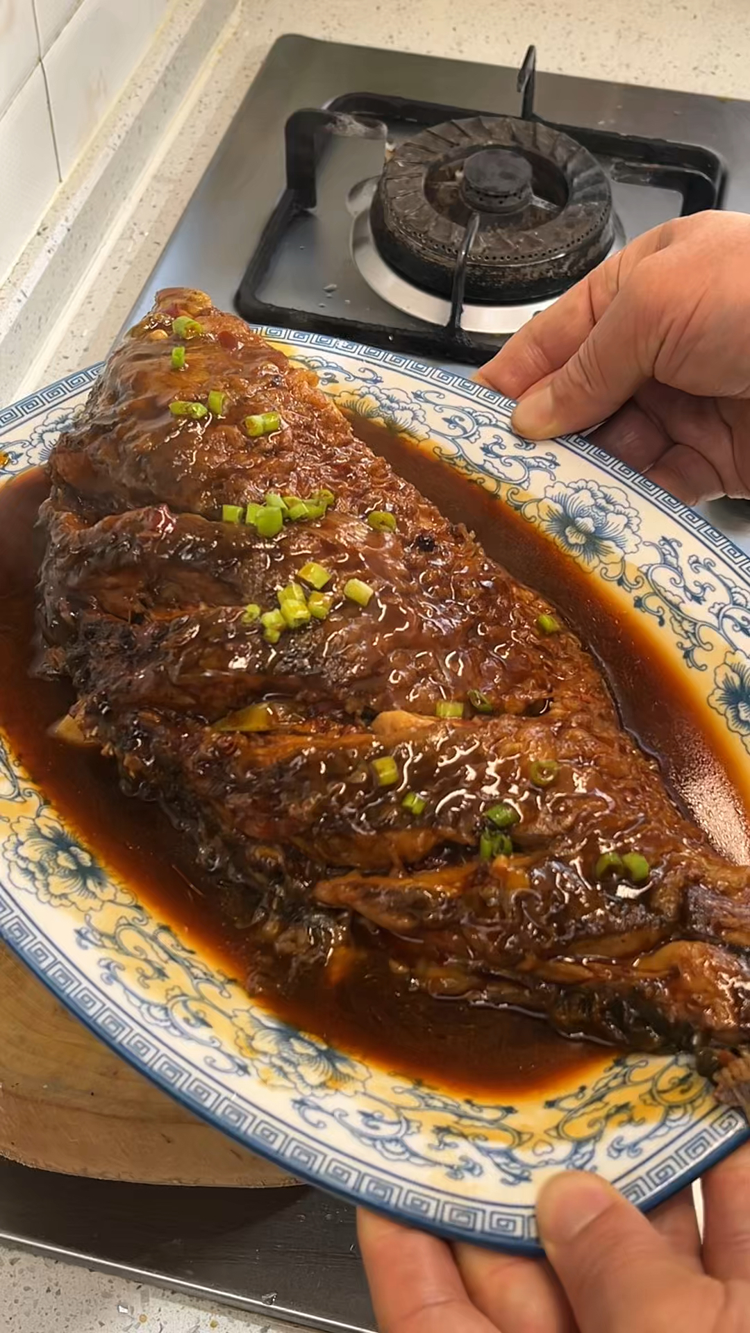 年夜饭必做的一道菜“红烧鲤鱼”，寓意着“鱼跃龙门年年有余”