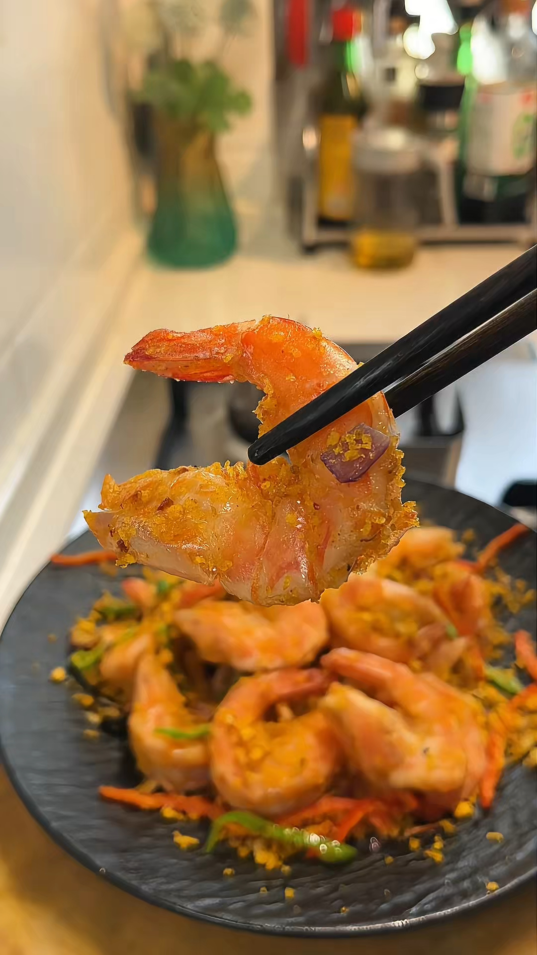 年夜饭做一道小朋友爱吃的避风塘炒虾,酥香可口,做法还非常简单