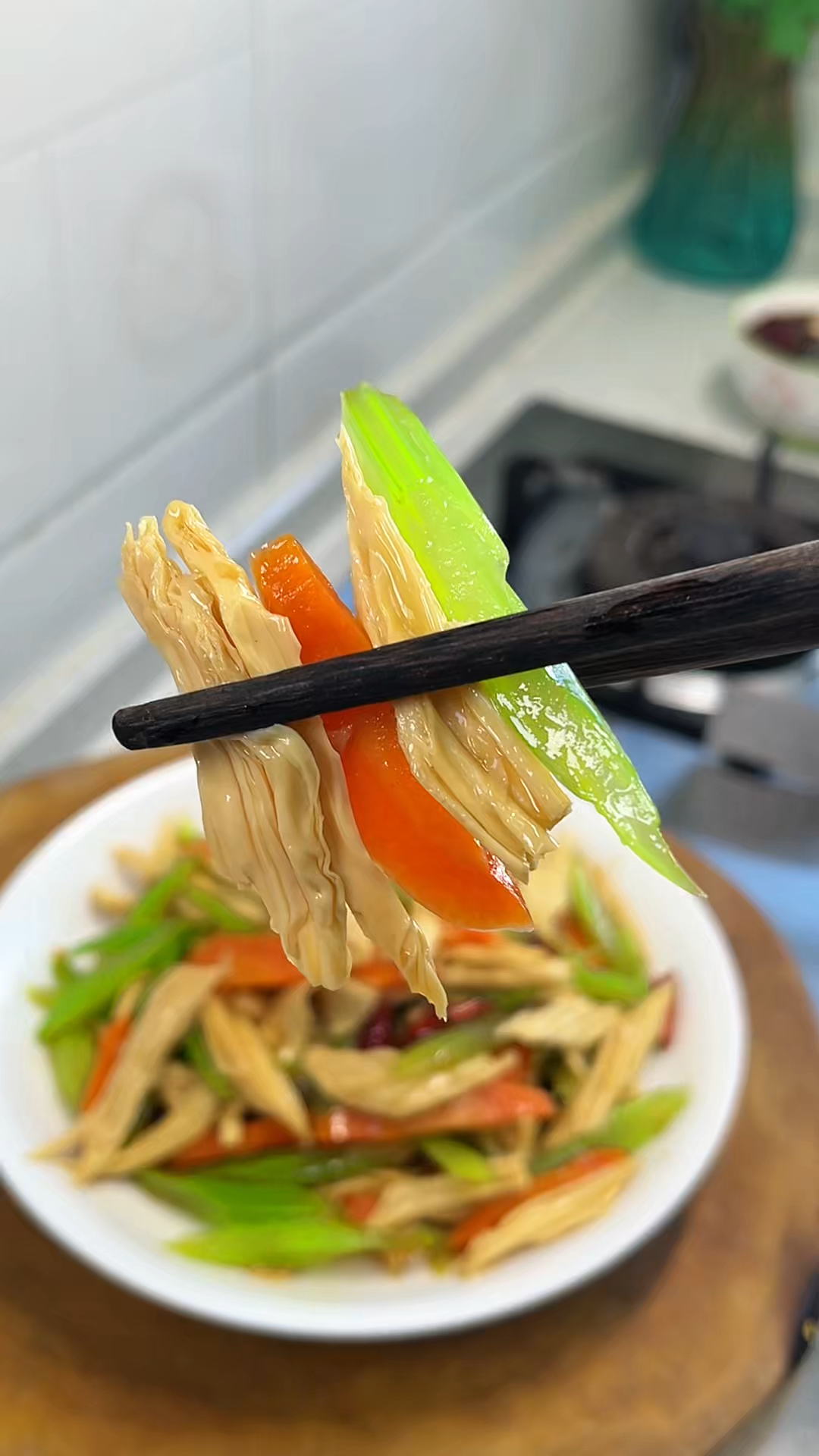 家里来客必备的下酒小凉菜“腐竹拌芹菜”,清爽开胃,下酒又下饭