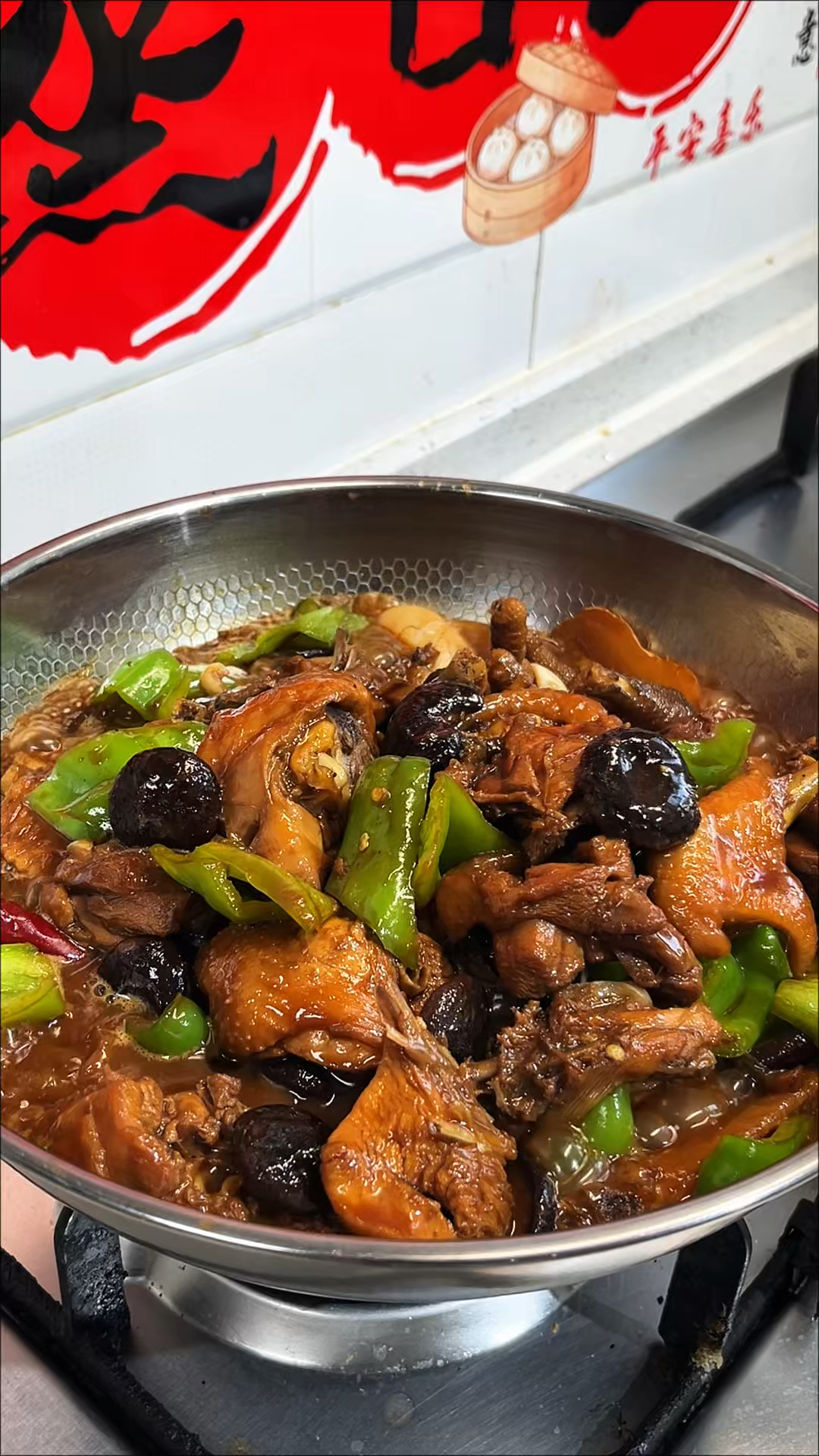 这样做的香菇烧鸡,鸡肉融合了香菇的香味,真是太鲜太香了