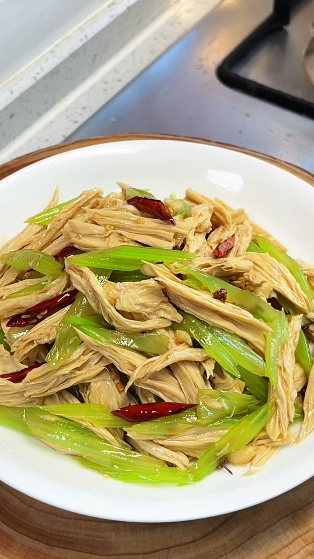 下饭馆子必点的小凉菜芹菜拌腐竹,在家做原来这么简单