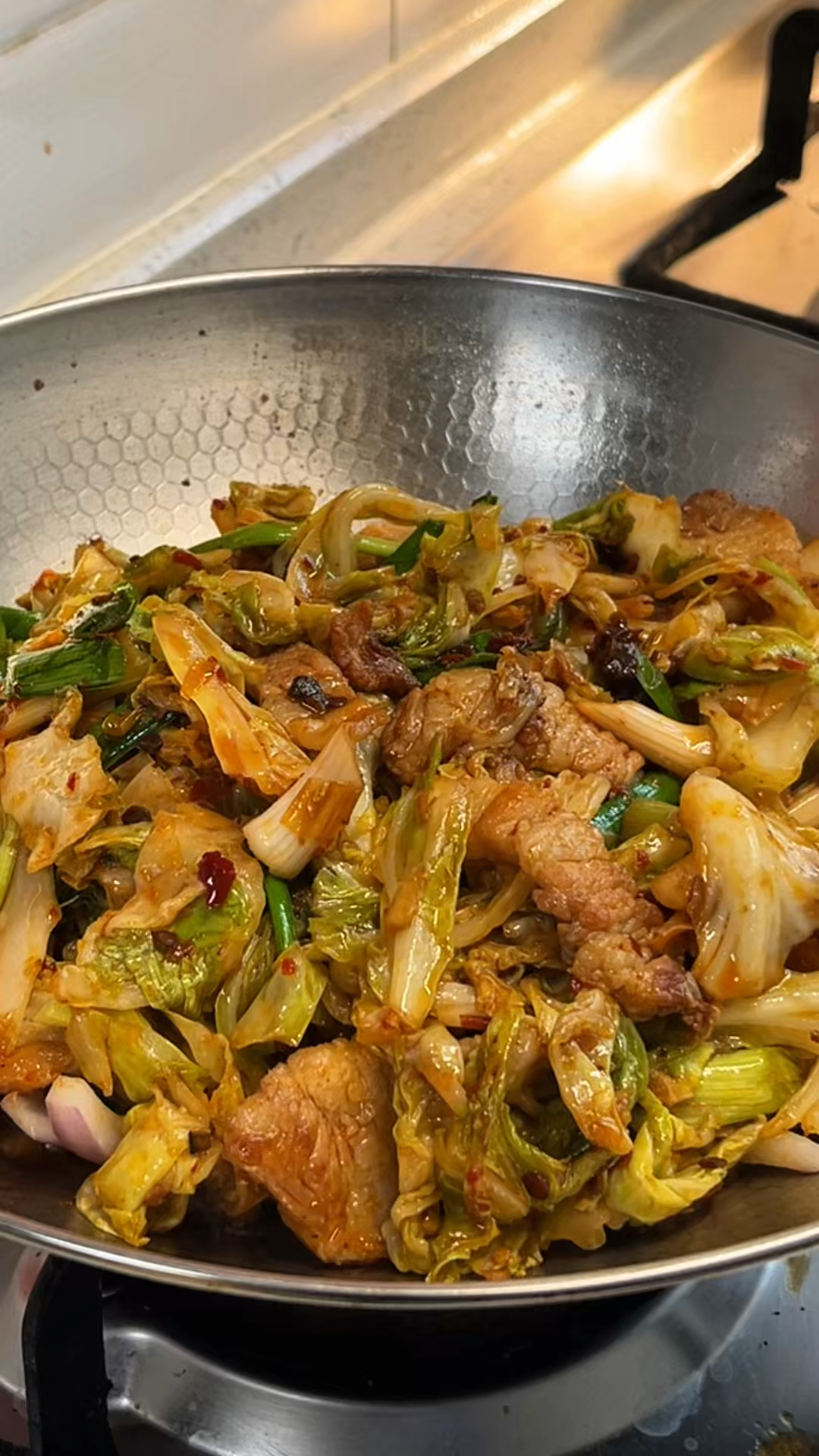 在家也能做出饭店口味的干锅包菜,香辣脆爽,好吃又下饭