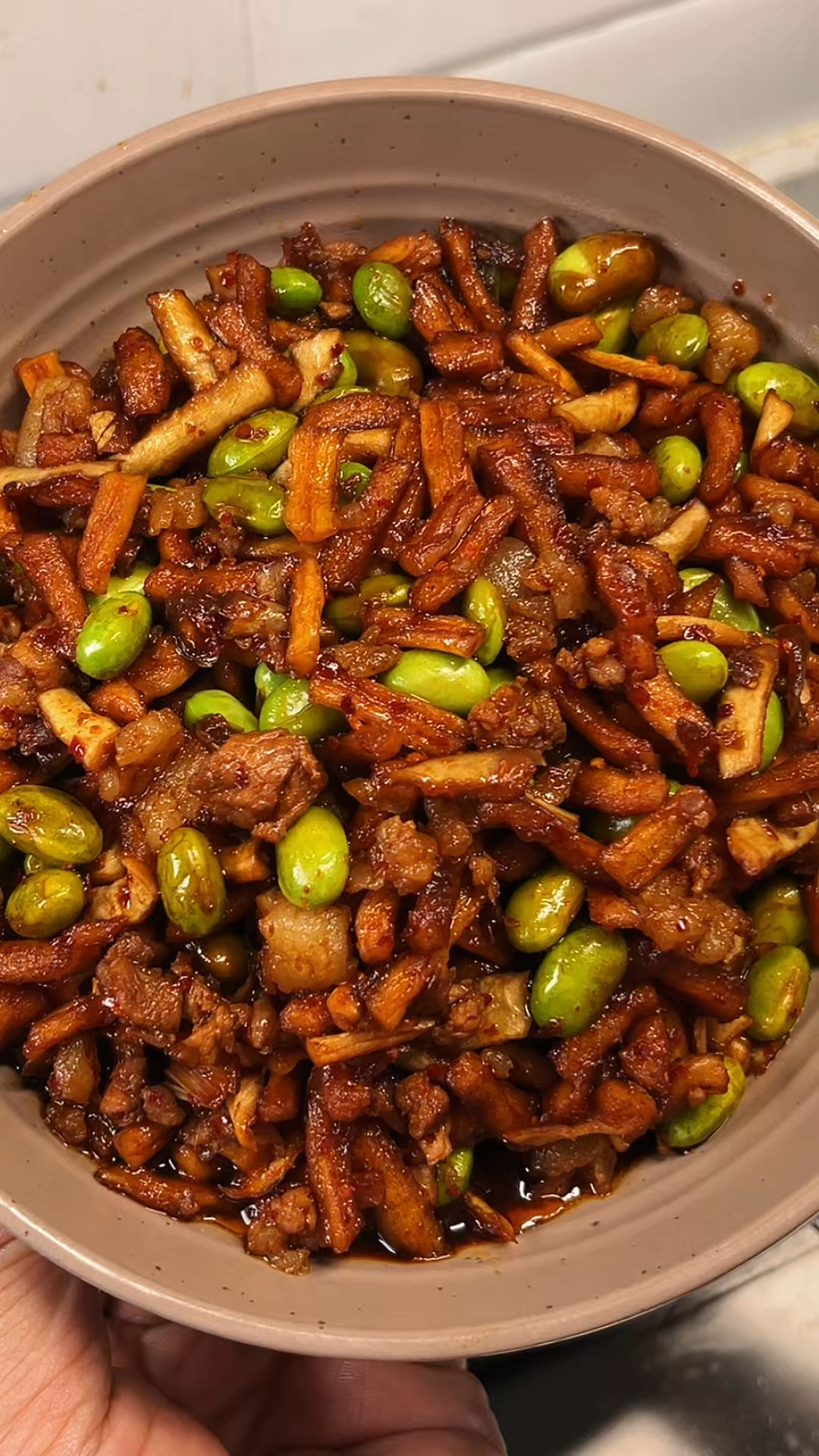 没有下饭菜的时候做一盘毛豆炒萝卜干，吃起来嘎嘣脆，好吃又下饭