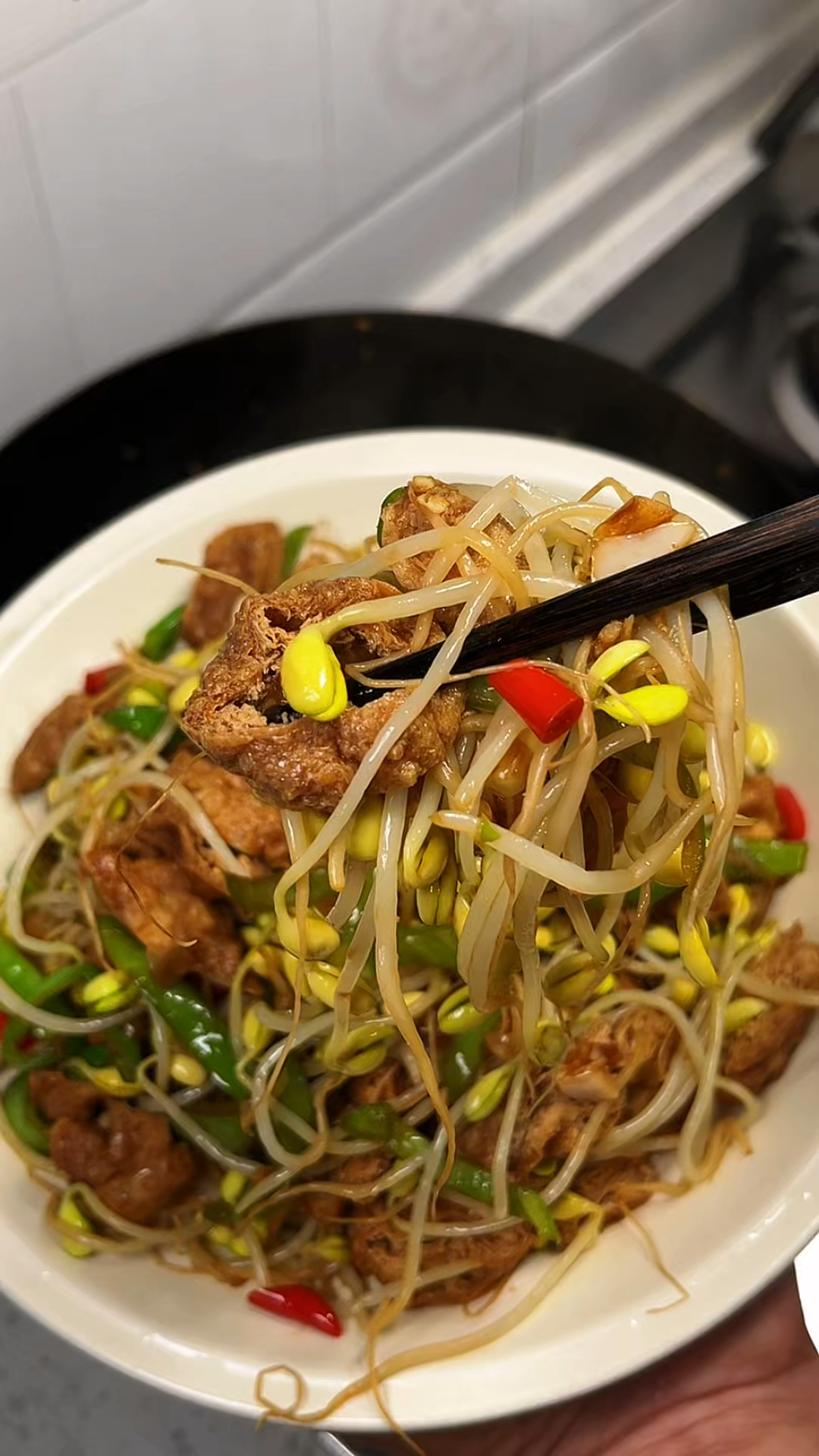 家常下饭素菜油豆腐炒黄豆芽，油豆腐软香入味，好吃又下饭