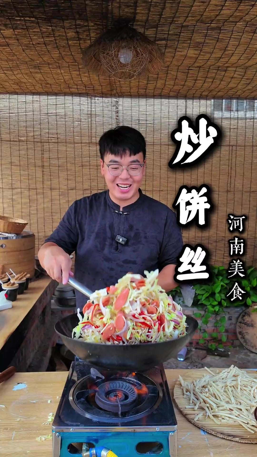 家里的剩饼吃不完切成丝,跟豆芽鸡蛋一炒,出锅再撒一把蒜末,油香油香的,这一碗炒饼丝,得劲!