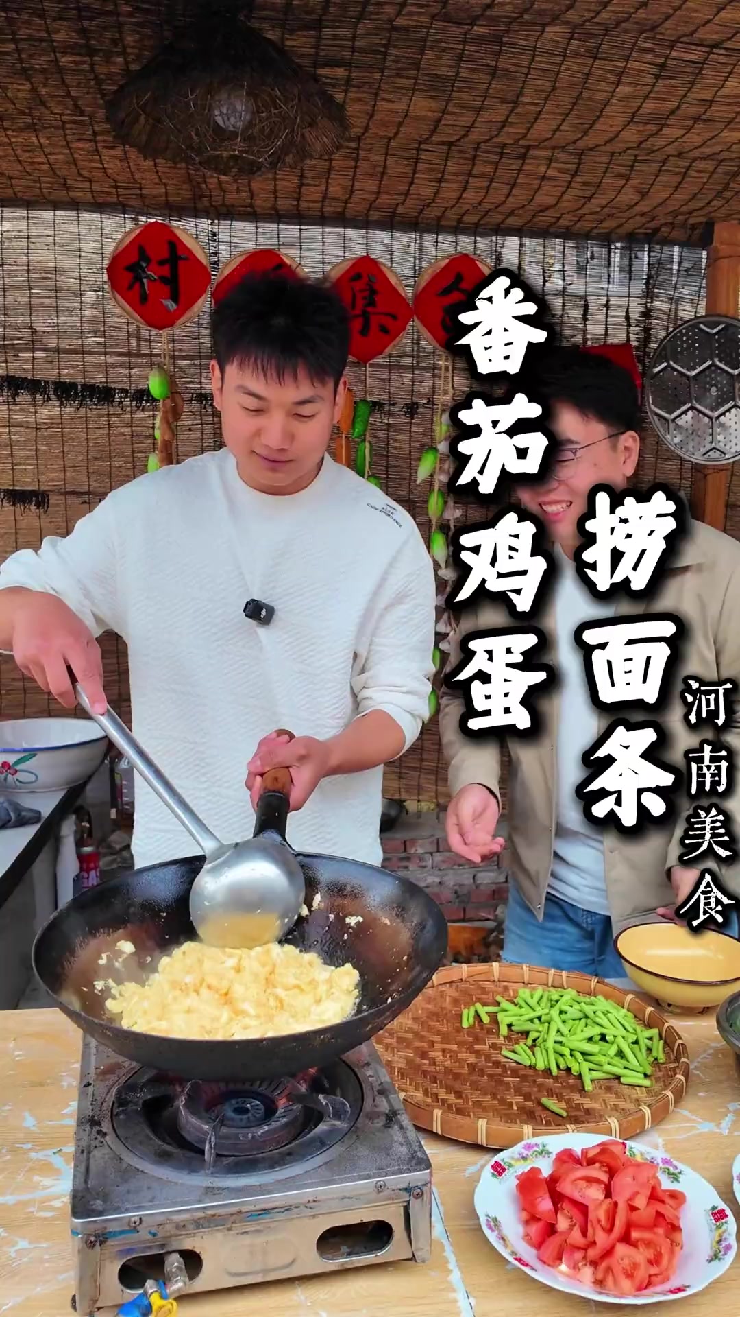 河南人的夏天,离不开这碗番茄鸡蛋捞面条!浇上现炒的卤,面条一捞,蒜一就,简单一口,就是家的
