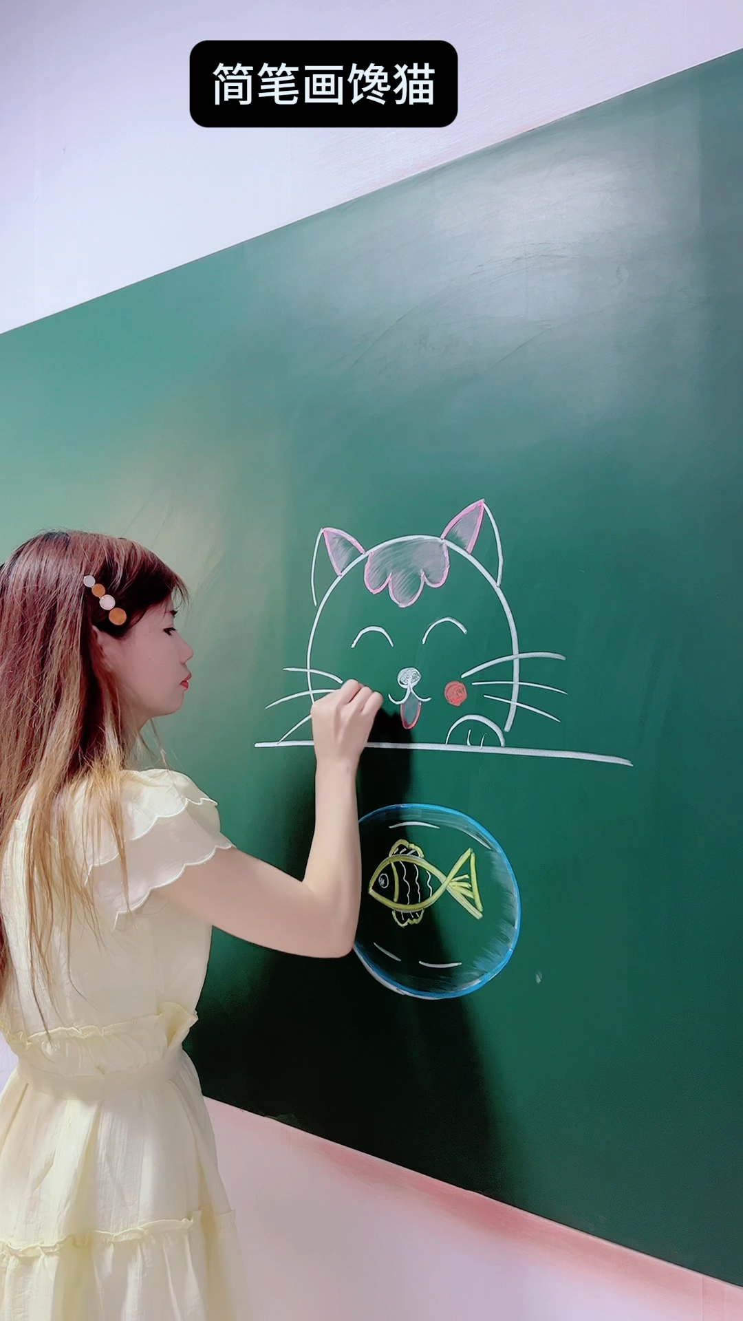 简笔画小馋猫吃鱼