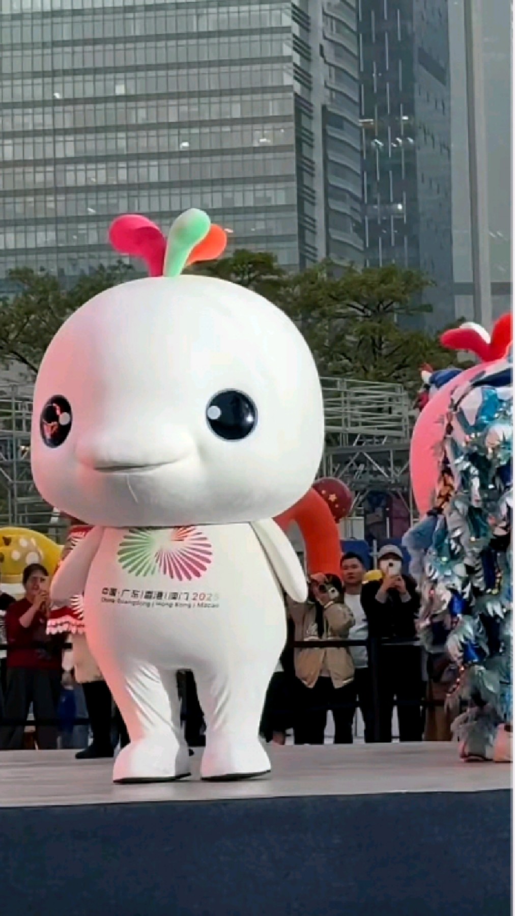 鸡杂大湾鸡喜洋洋舞台上提裤子露大长腿太搞笑了