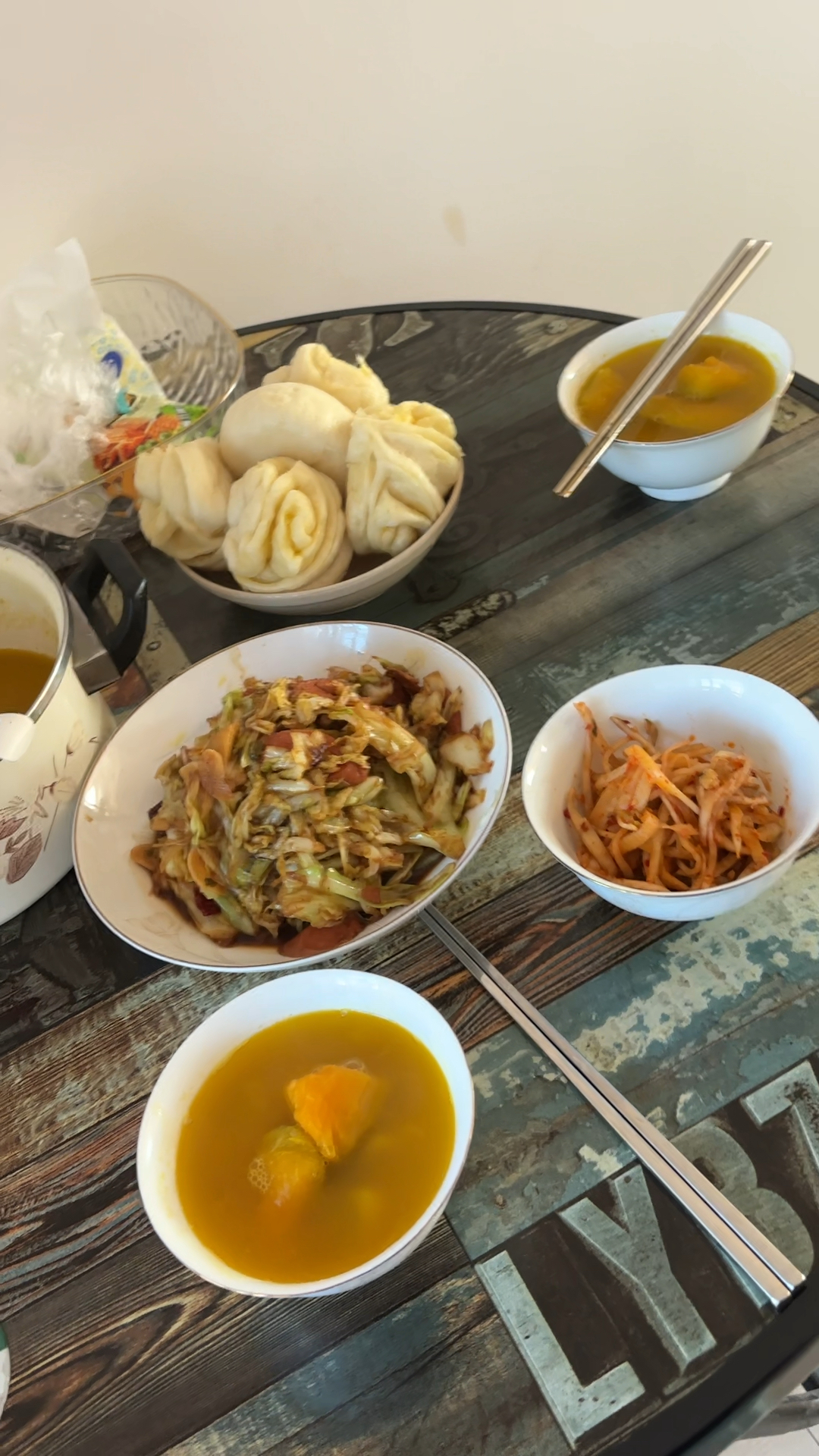 早餐:小花卷+窝瓜汤+包菜火腿+拌芥菜丝