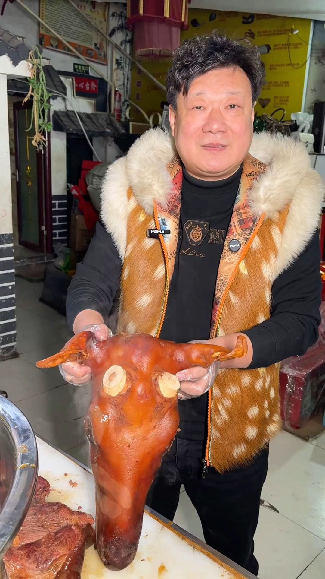 山东临沂大哥卖鹿肉,110元一斤,一天煮10头鹿
