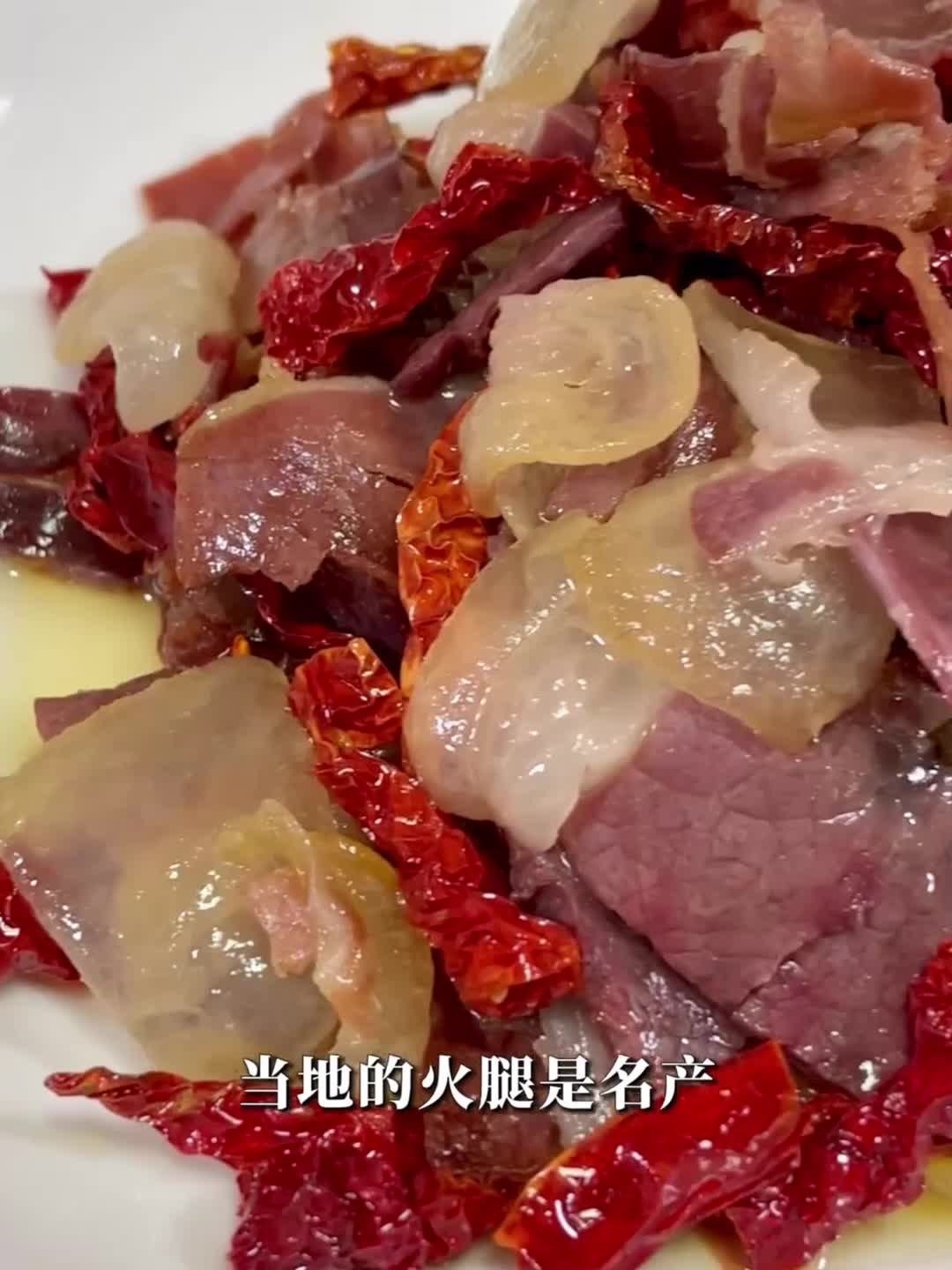 从此爱上宣威菜,干椒炒火腿太费米饭,特色小炒肉味道惊艳。小可