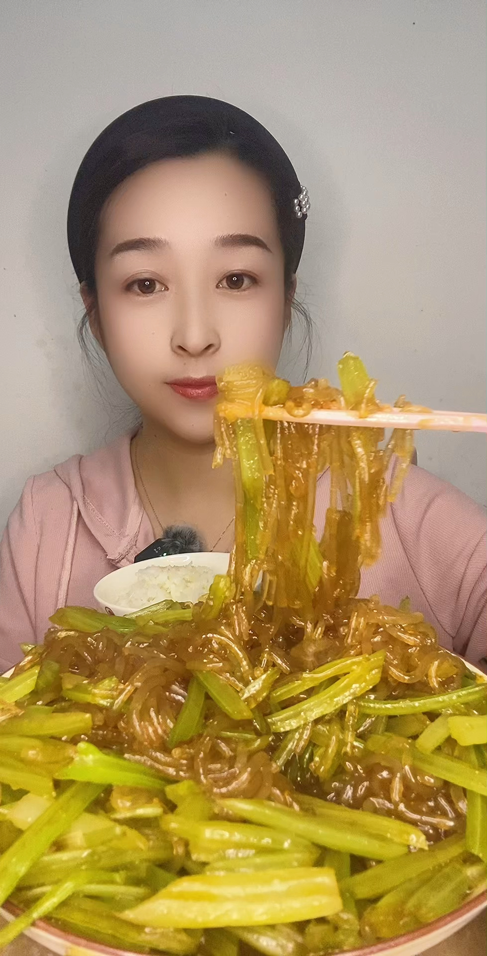 家常菜芹菜炒粉 ,香