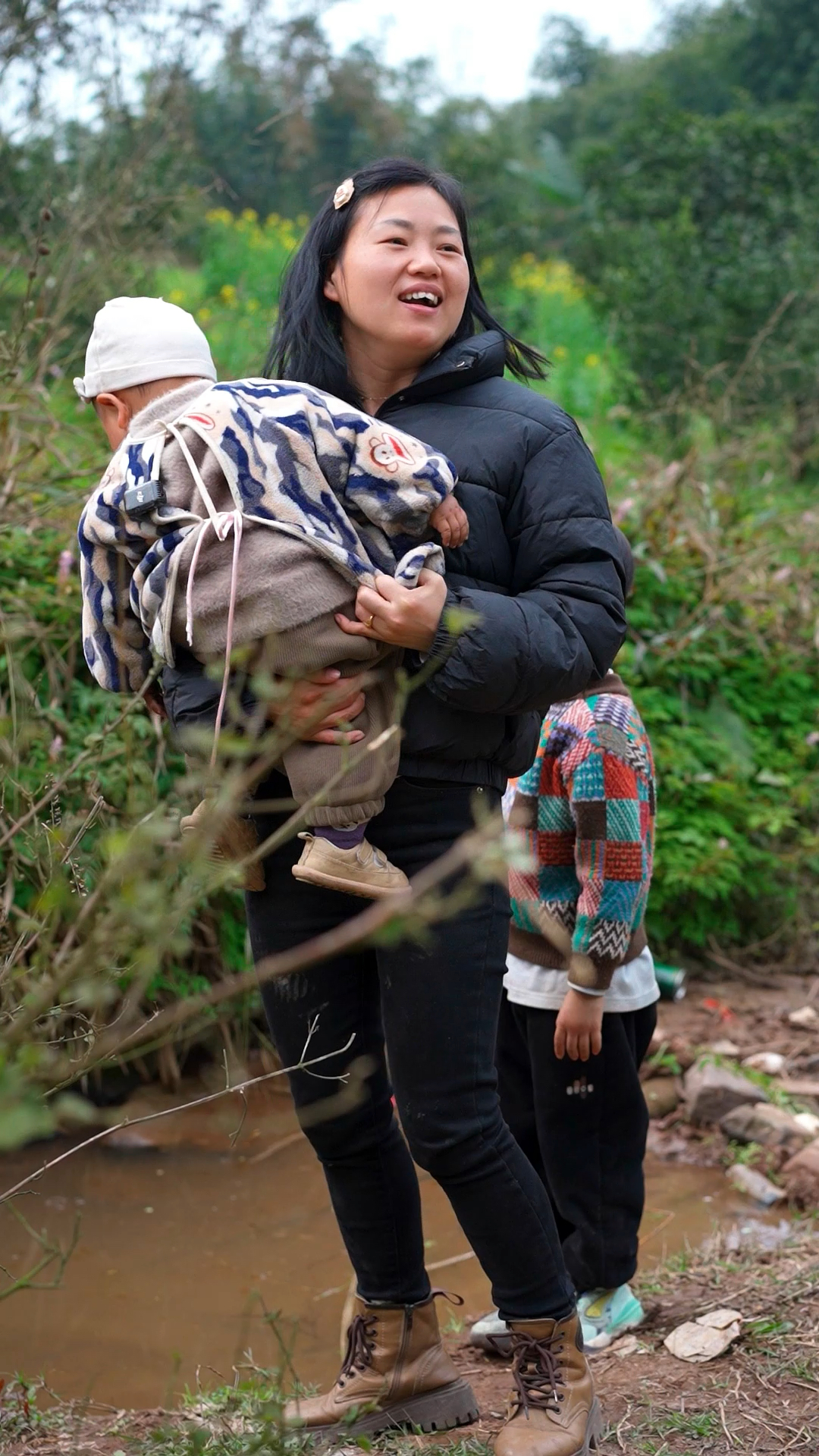 红梅在门口的凼凼头发现两条大鱼,炊二锅捉回去做“万州烤鱼”