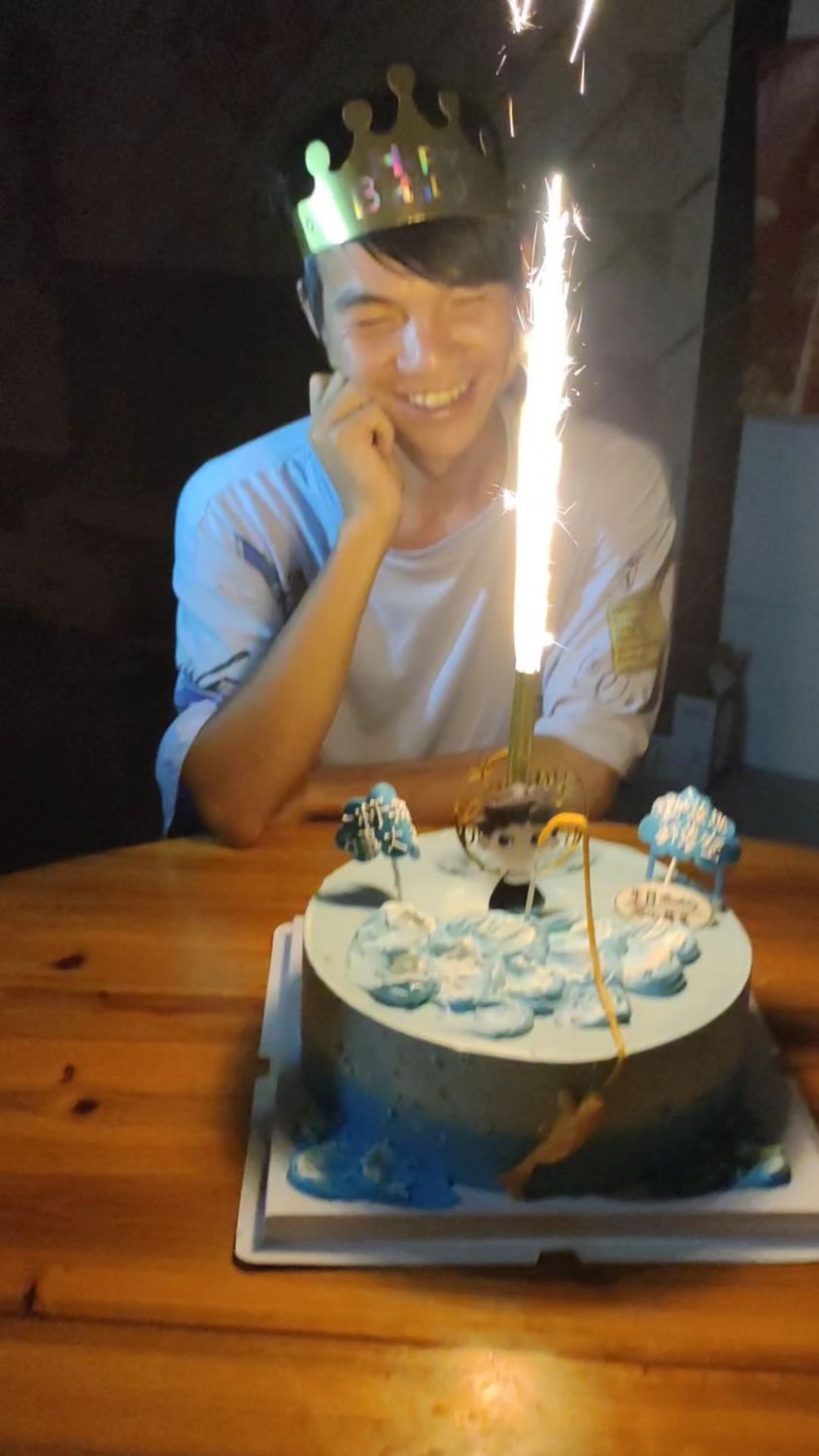 一定是上班上疯了,才会有打工人买蛋糕给老板过生日!