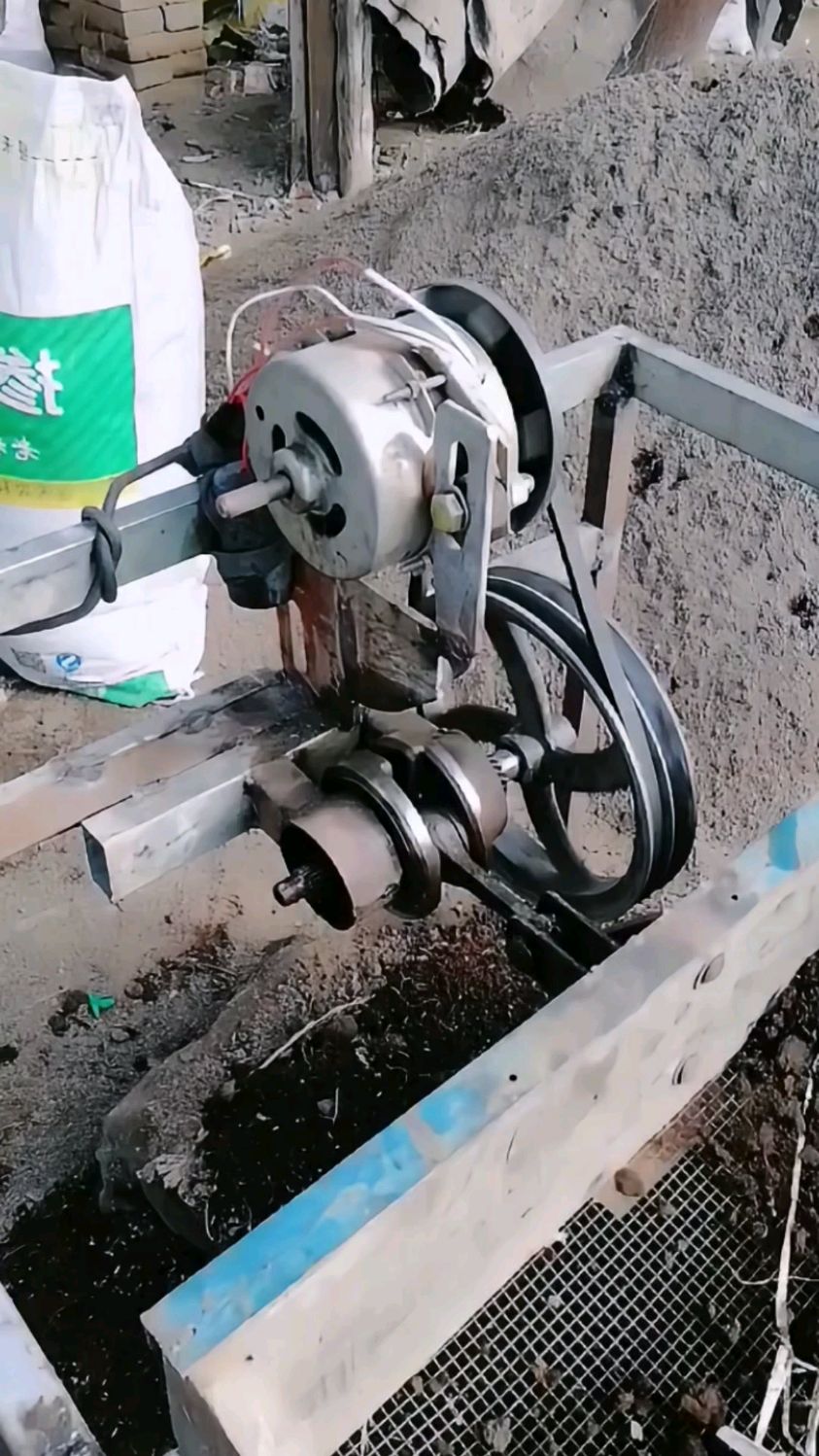 废旧洗衣机电机制作电动筛子