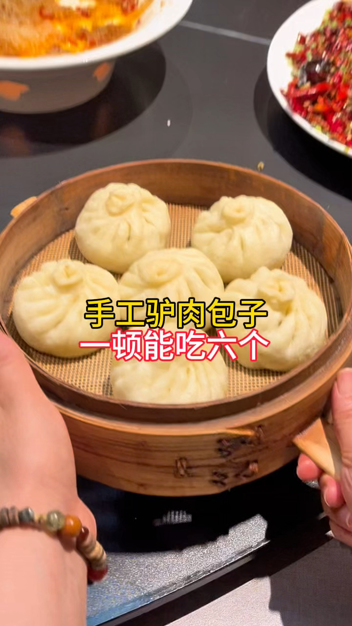 郑州东区美食,手工驴肉包子,大块驴肉和粉条,一顿能吃六个