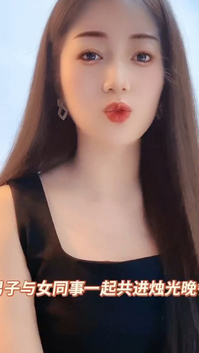 男子与女士一起用烛光晚餐