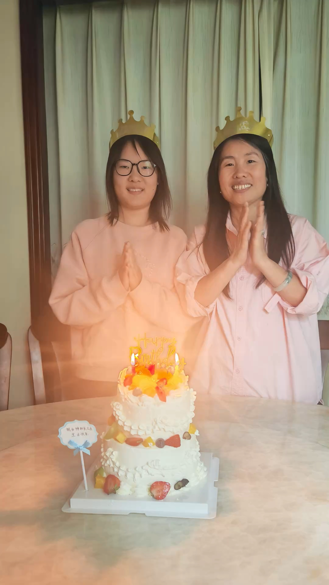 两位女神过生日,爸爸负责美食和蛋糕,小宝负责献祝福