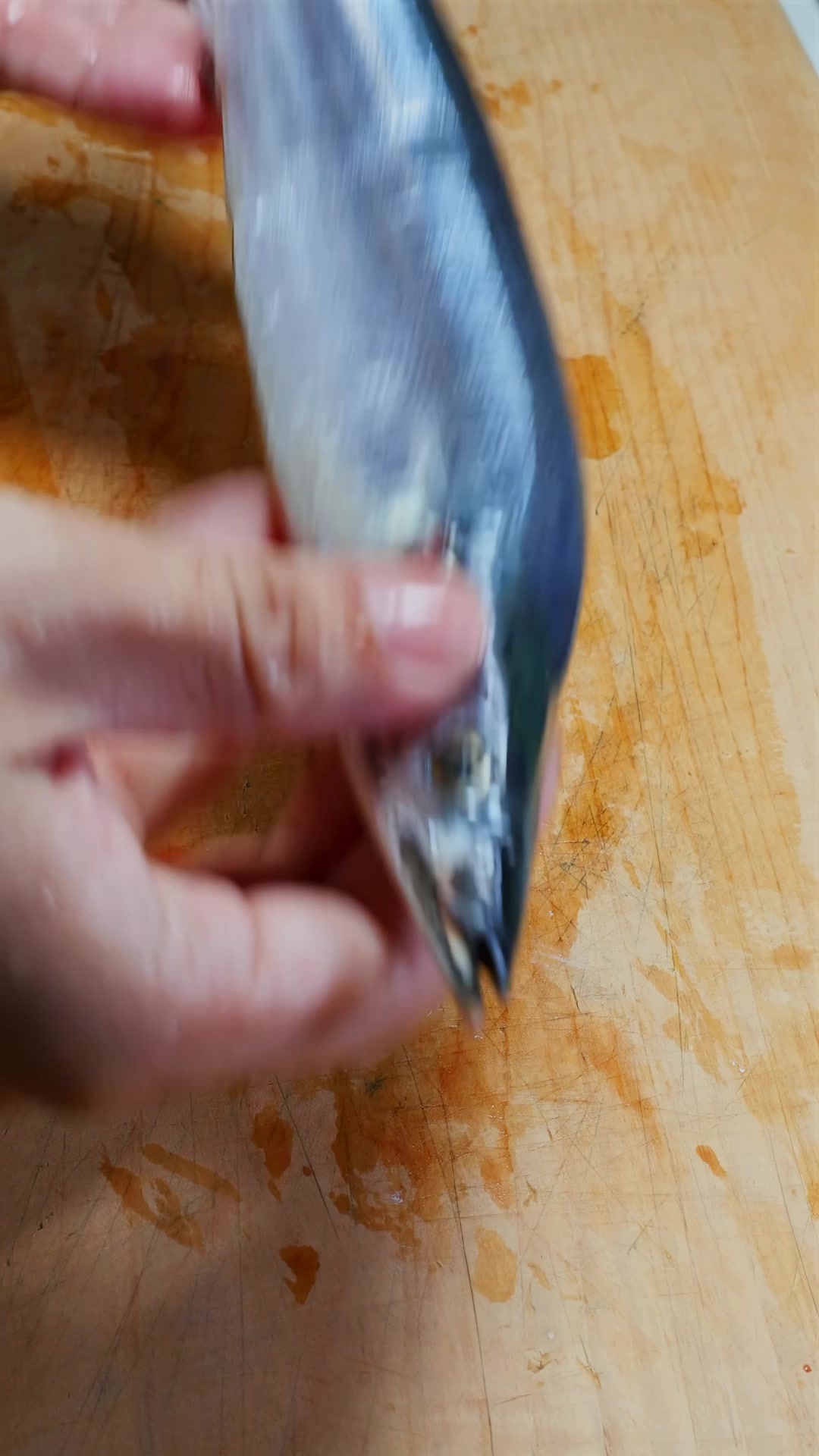 秋刀鱼的蜕变：从生鱼到炭烤美味