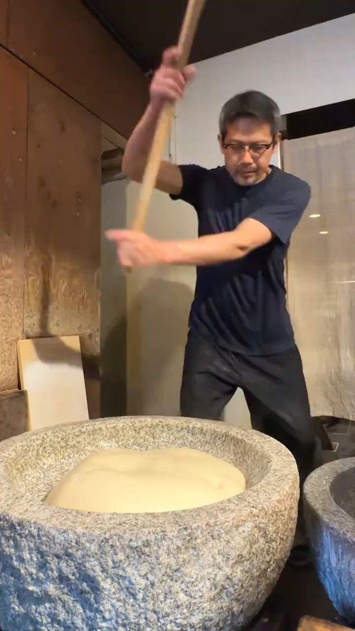 打年糕(糍粑)的石釜与木锤