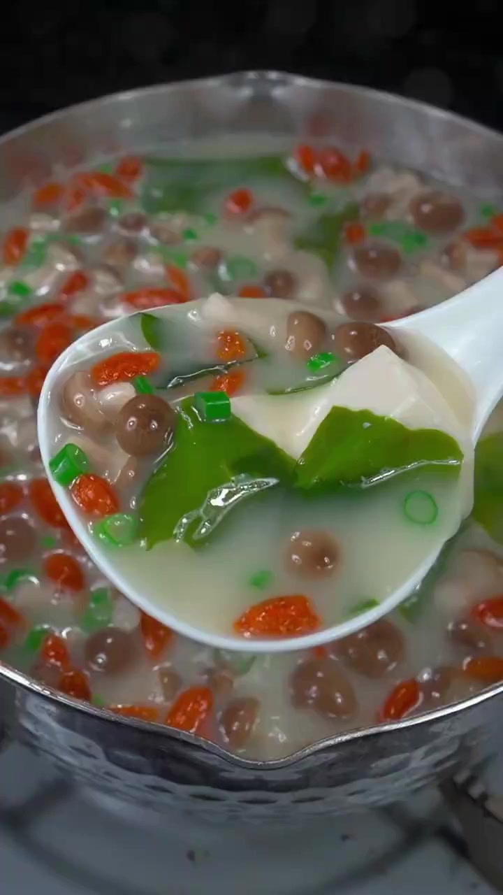 给孩子炖一锅汤鲜味浓的鲫鱼汤吧,补补身体
