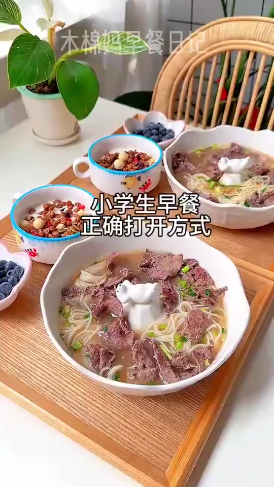 清汤面冲入牛肉汤,汤鲜味美,好吃