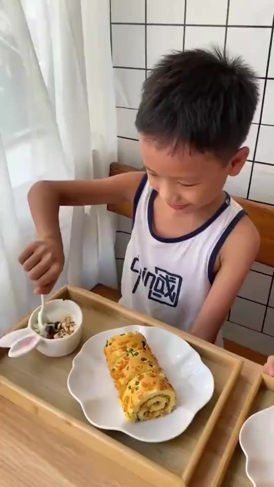 今天做了小朋友百吃不厌的肉松蛋糕卷。简单又快速