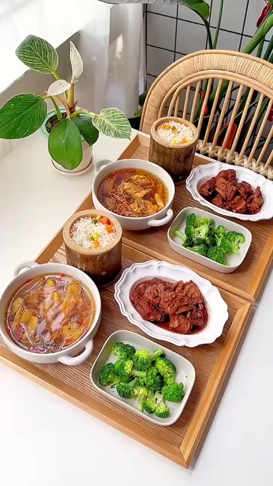 周末给孩子做腐乳排骨，竹筒饭，菌菇鸡腿汤，和清蒸菜花