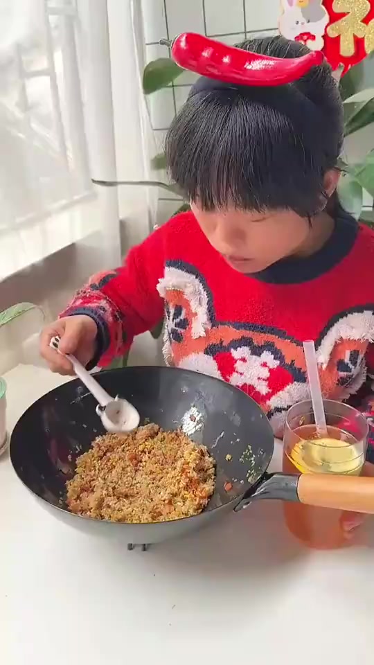 这个蛋炒饭绝了！周日孩子们去上学，一个人吃简单的蛋炒饭