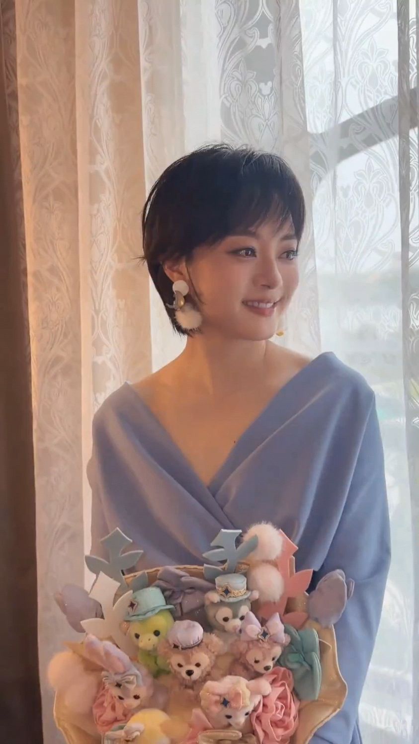 孙俪压轴迪士尼十周年红毯！柔雾蓝裙配唐老鸭耳坠显童趣优雅