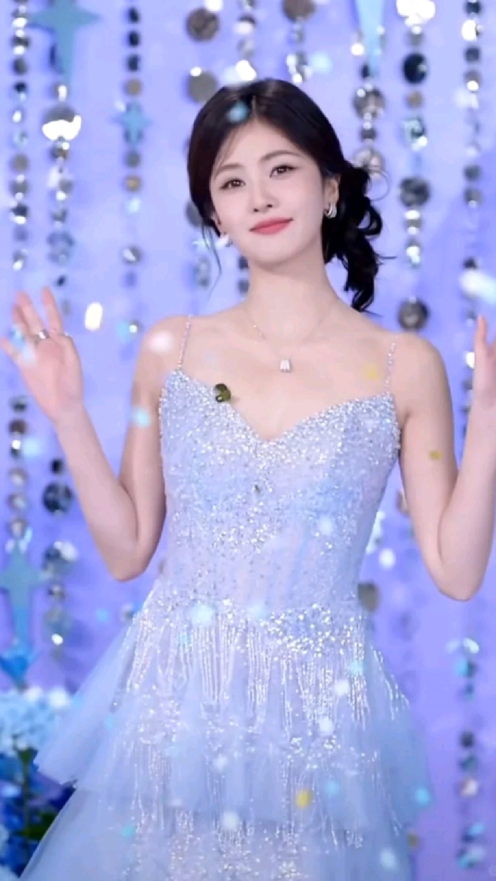 白鹿好来直播间,丞磊曾舜晞杭州跨城送蛋糕,神仙友情甜到心巴