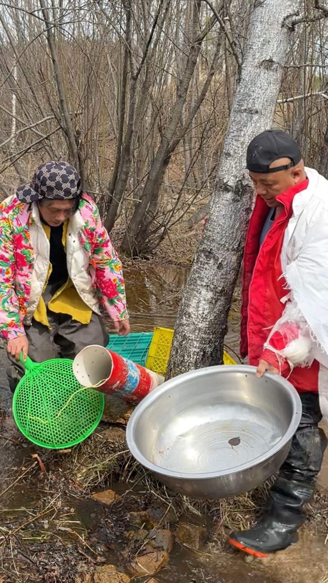农村老哥竟然在水管里拽出两条红鲤鱼