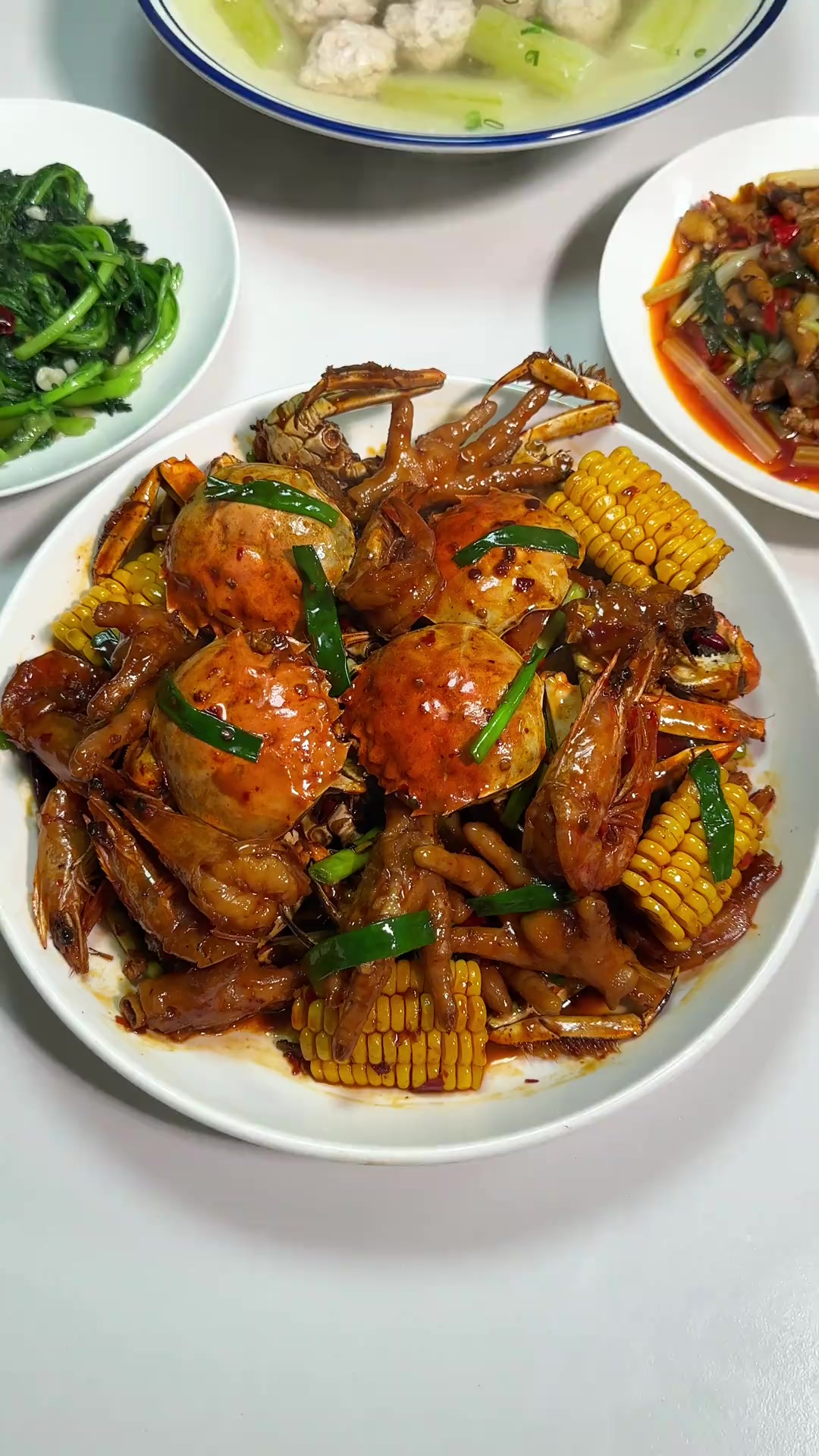 一家人的晚饭，香辣虾蟹鸡爪，泡椒鸡杂，冬瓜圆子汤，茼蒿