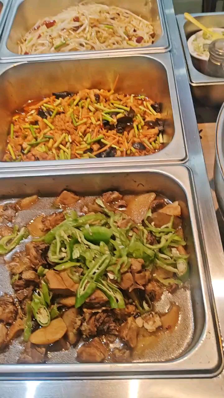 山西临汾16元任吃的自助快餐,菜品丰富随便打随便吃管饱
