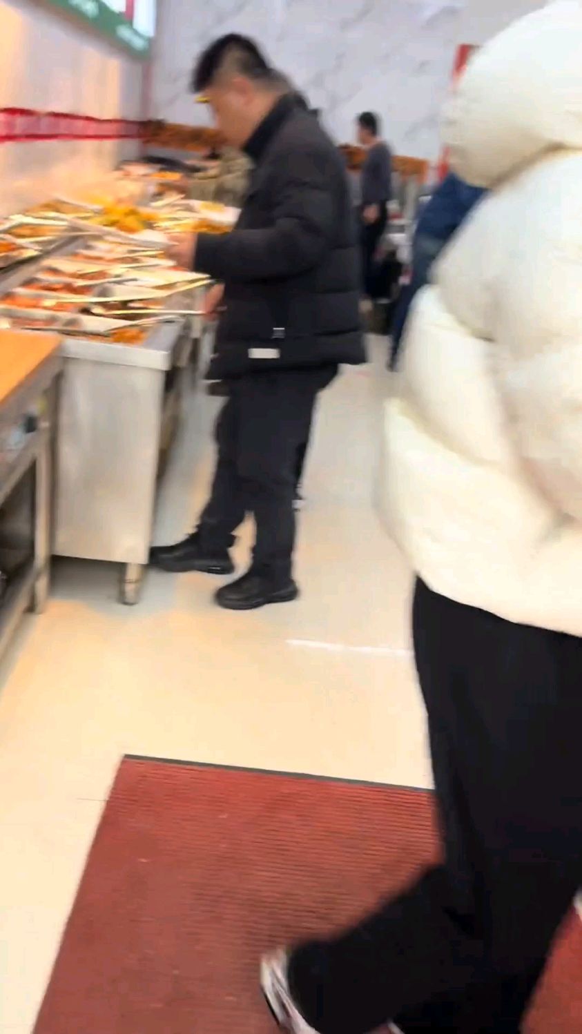 内蒙古街头18元任吃的自助快餐,有七十种菜品随便打真划算