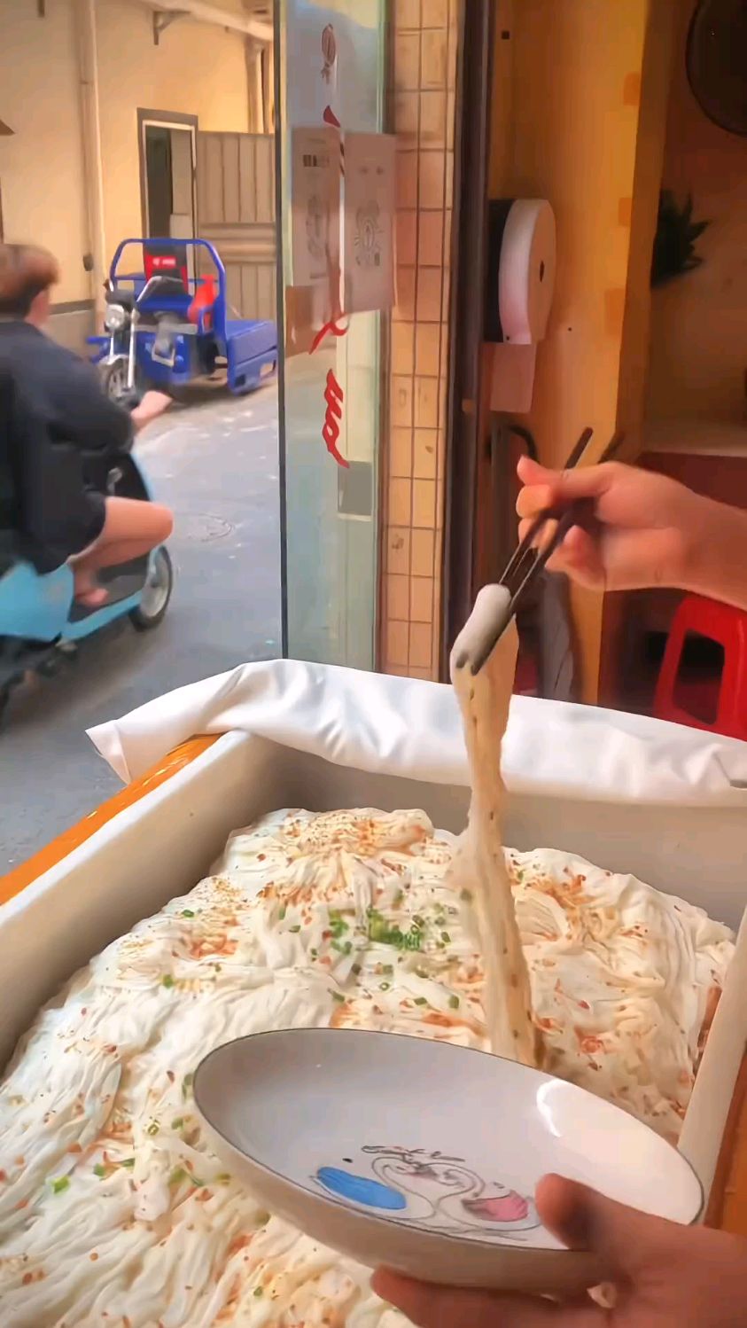 广东街头3块钱的泡沫箱肠粉,打工人必备早餐太有食欲了