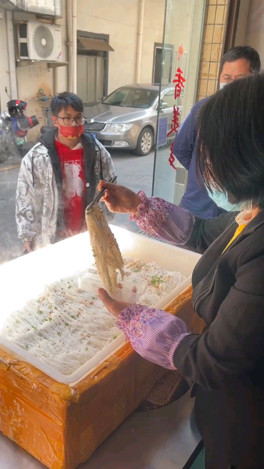 广东街头3块钱一份的早餐泡沫箱肠粉,每天很多打工仔打工妹吃