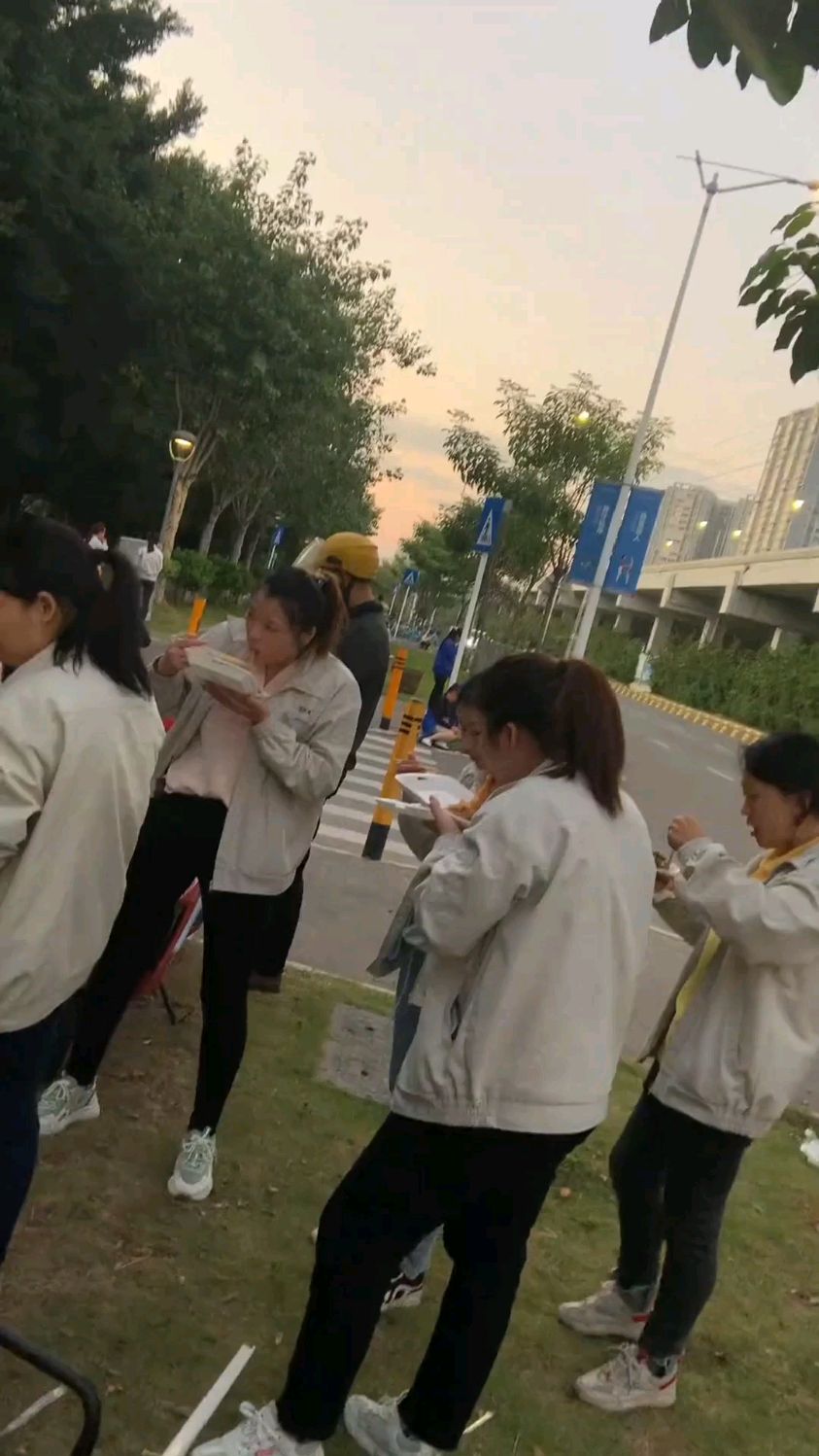 广东早上路边早餐摊三块钱吃饱,有炒面炒饭炒米粉任你选择