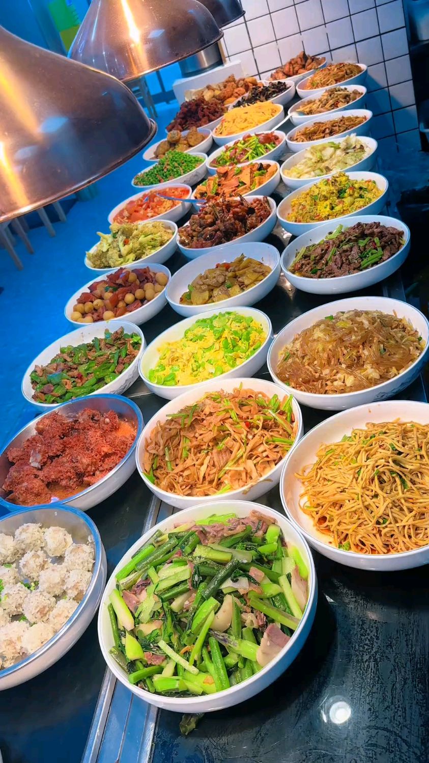 湖北武汉18元随便吃的自助快餐，菜品丰富随便打管饱真划算