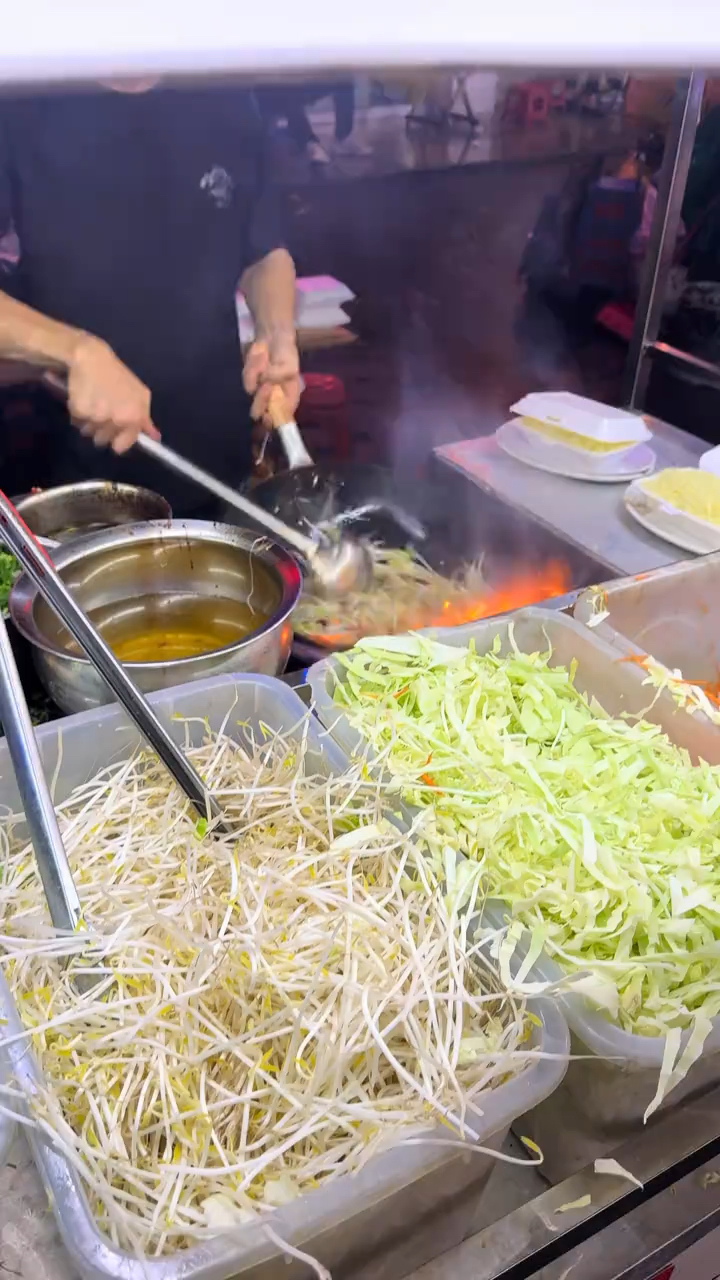 广西钦州街头炒粉10元一份，量大管饱很受欢迎真划算