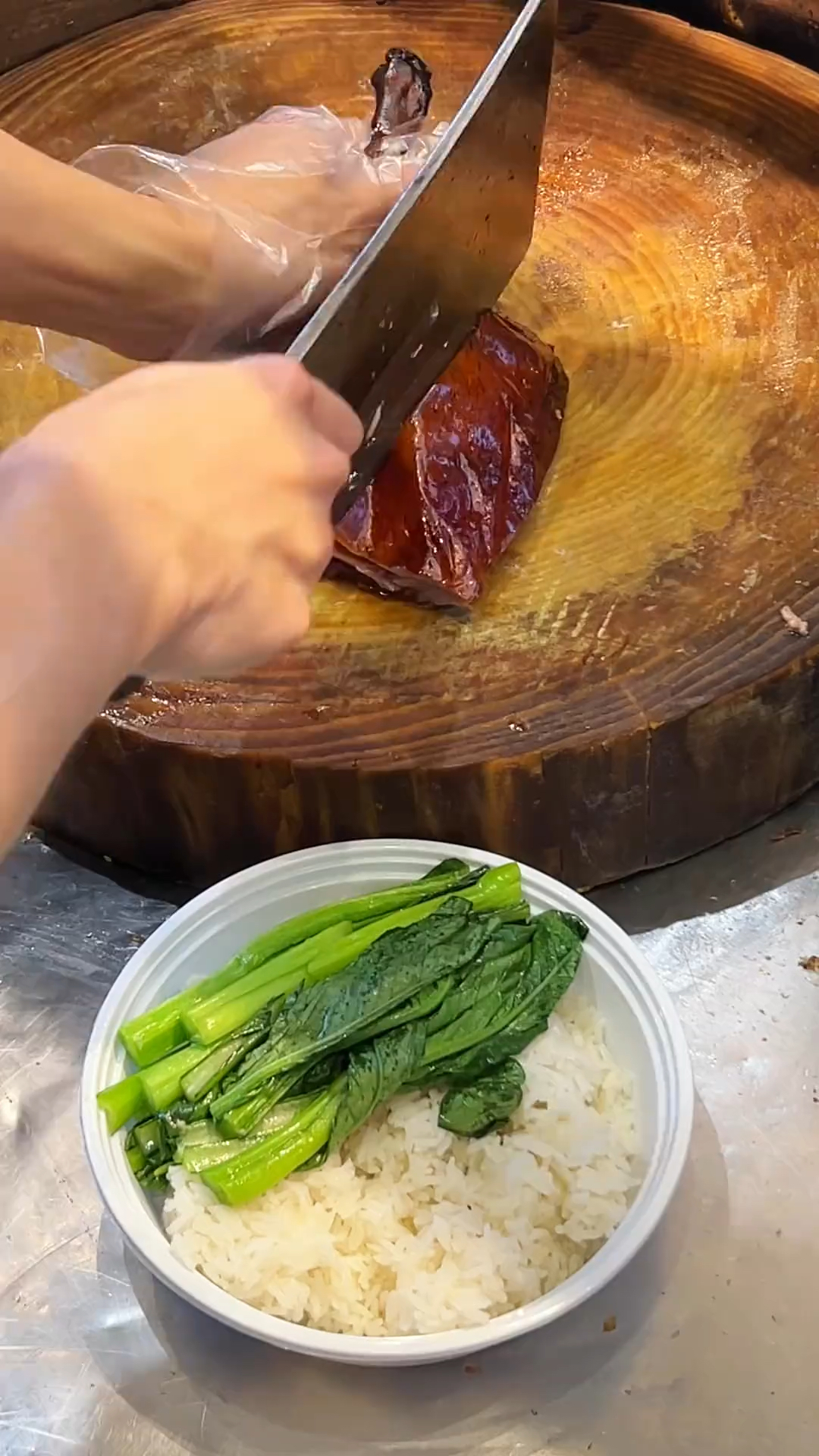 广东街头15块钱的脆皮烧鸭饭,好吃不贵很受打工仔欢迎