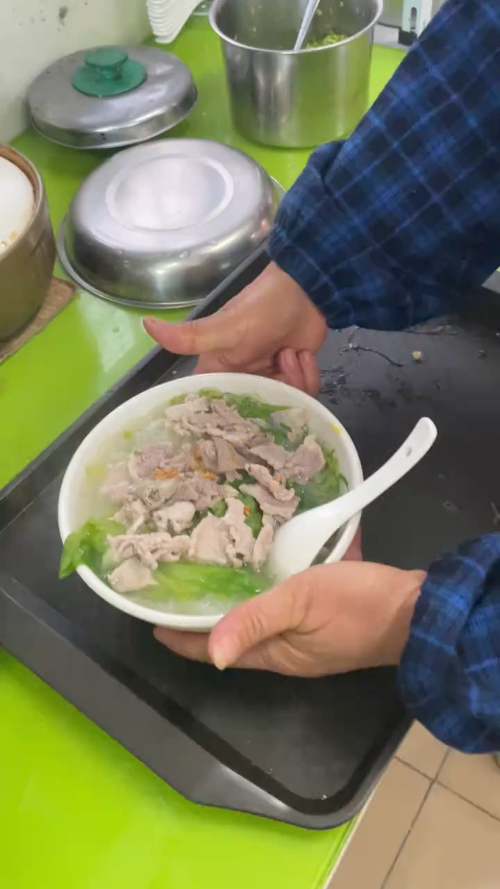 深圳街头猪杂汤粉十块钱一碗,量大分量足好吃不贵很受欢迎