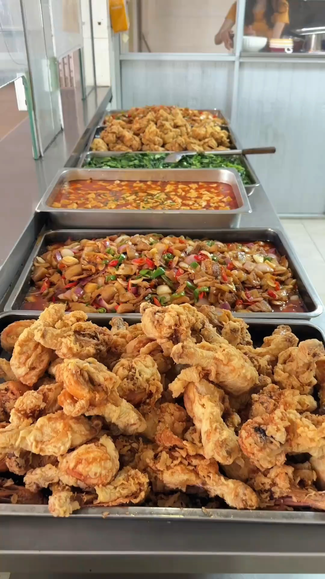 东莞寮步工厂伙食菜品丰富,有肉有素菜随你选择看起来有食欲