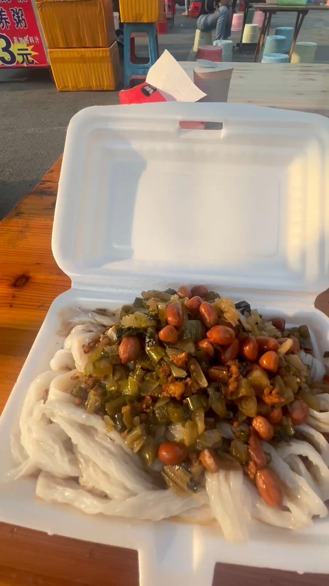 广西南宁街头3块钱一盒的早餐泡沫箱肠粉,有酸菜豆角花生真实惠