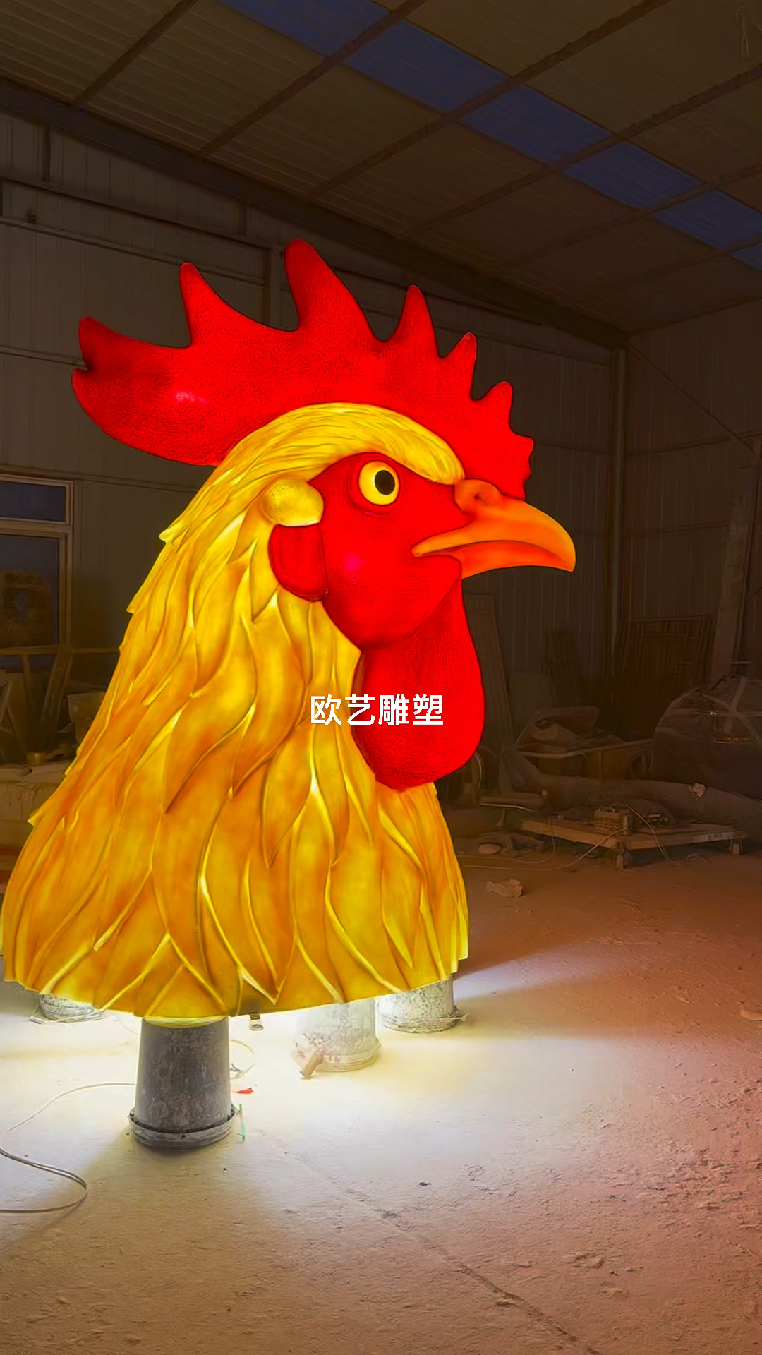 大连欧艺雕塑，专业定制仿公鸡雕塑。大连雕塑 大连发光雕塑厂家