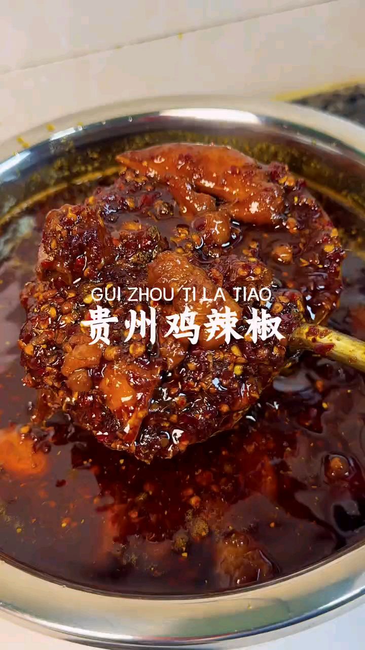 拌啥都香的鸡肉油辣椒！大块鸡肉嚼着够劲，红油裹着椒香，拌饭香