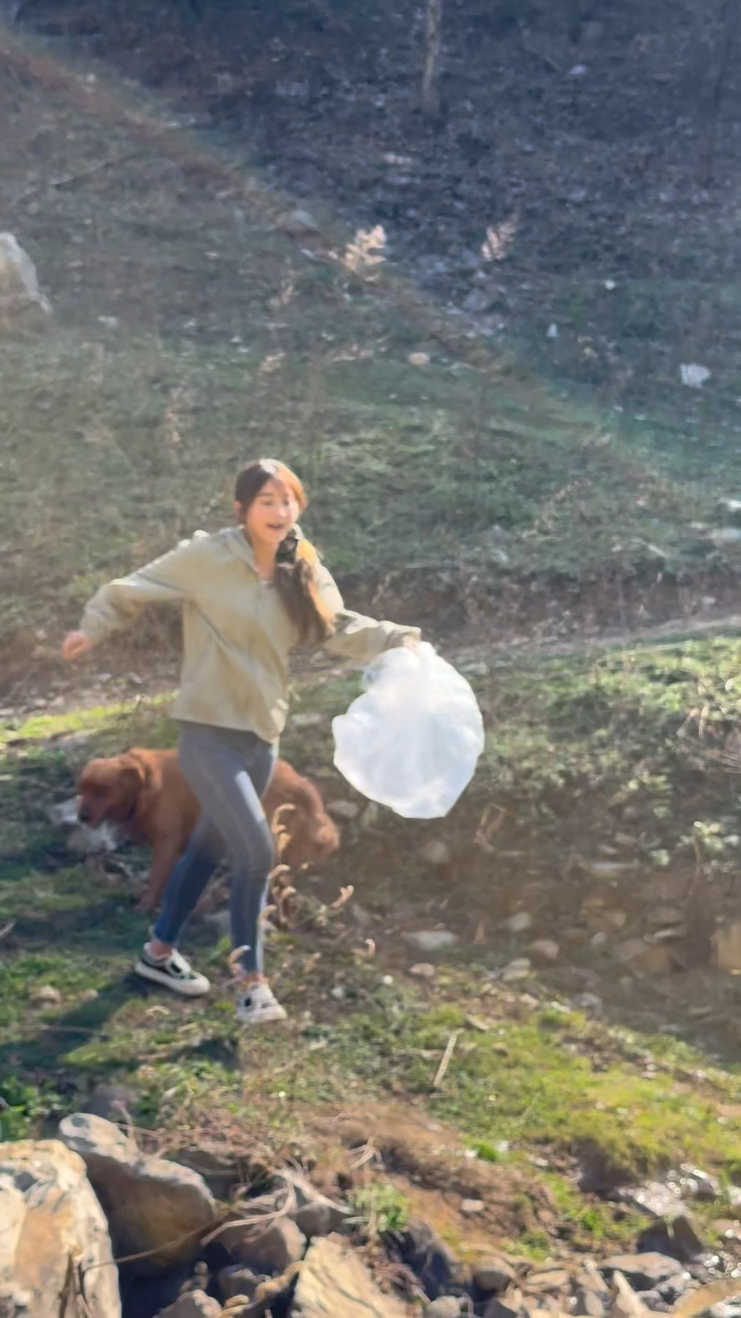 今天摘了好多种野菜上街卖,你们最爱吃哪一种呀